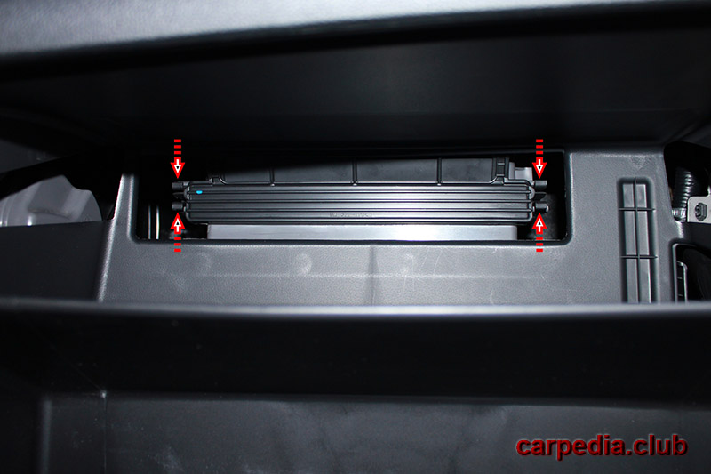 Расположение фиксаторов крышки салонного фильтра на автомобиле Hyundai Elantra J5 MD