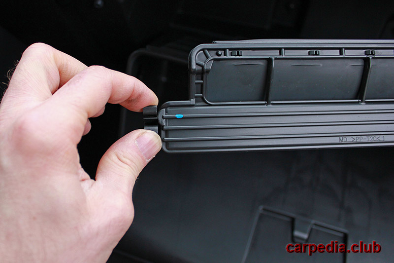 Сжать фиксаторы крышки салонного фильтра на автомобиле Hyundai Elantra J5 MD