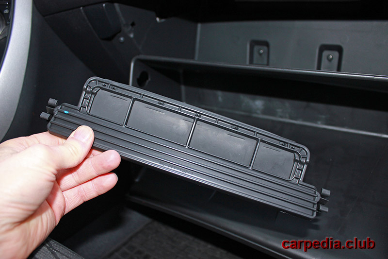 Снять крышку салонного фильтра на автомобиле Hyundai Elantra J5 MD