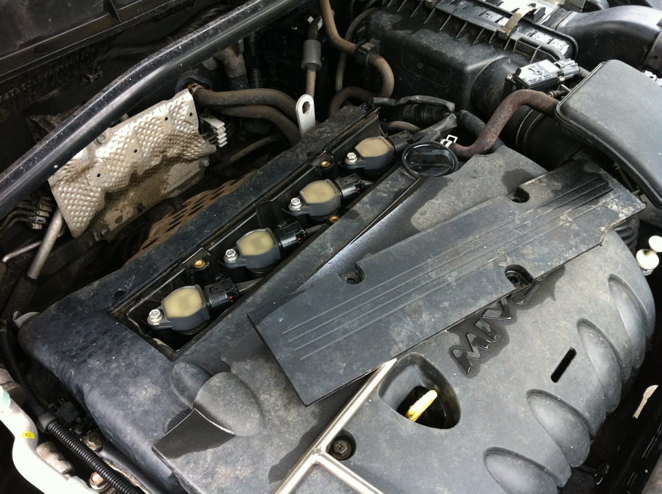 Снятая пластины крышки головки блока цилиндров для доступа к свечам зажигания двигателя 4B12 Peugeot 4007