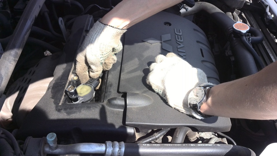 Отсоединение колодки проводов от разъема катушки зажигания двигателя Peugeot 4007