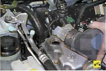Заливка моторного масла в двигатель Nissan Almera Classic