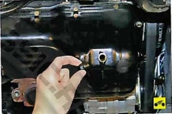 Снятие пробки сливного отверстия масляного картера двигателя Nissan Almera Classic