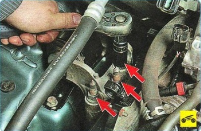 Отворачивание гаек крепления кронштейна правой опоры двигателя Peugeot 4007