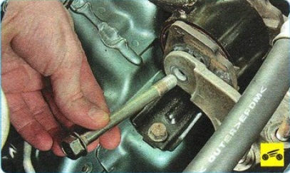 Снятие болта крепления кронштейна к правой опоре двигателя Peugeot 4007
