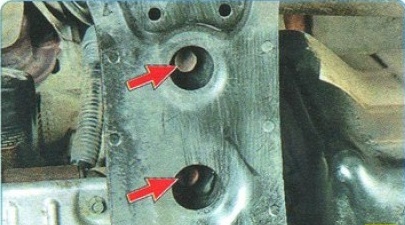 Размещение болтов крепления передней опоры двигателя к усилителю поперечины передней подвески Citroen C-Crosser