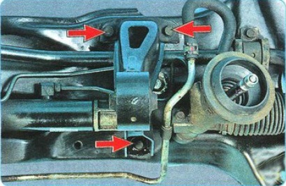 Расположение болтов крепления задней опоры двигателя к поперечине рамы передней подвески Citroen C-Crosser