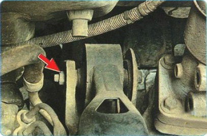Размещение гайки болта крепления кронштейна к задней опоре двигателя Peugeot 4007