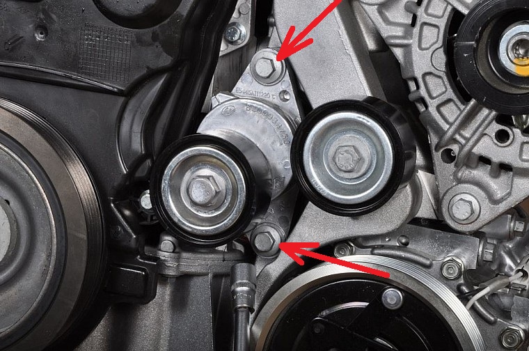 Размещение болтов крепления натяжного механизма ремня привода вспомогательных агрегатов двигателя Peugeot 4007