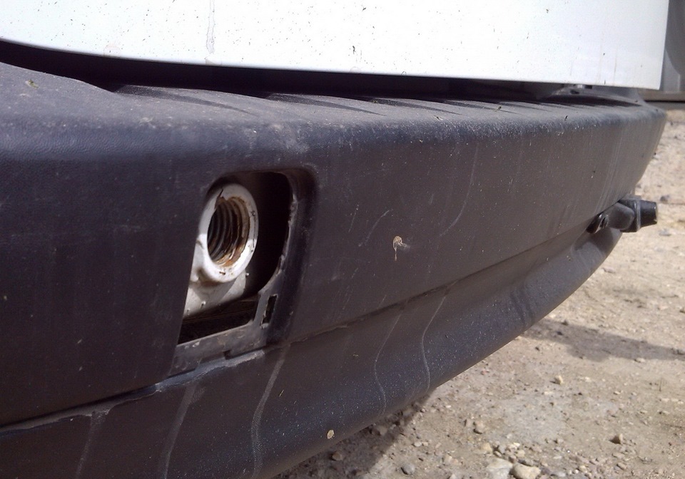 Сломанная заглушка бампера Renault Kangoo