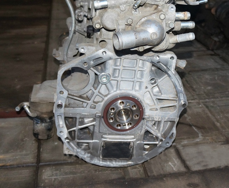 Установленный задний сальник коленчатого вала двигателя 4B12 Peugeot 4007
