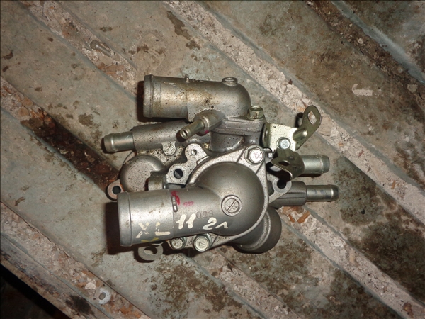 Снятый корпус термостата системы охлаждения двигателя 4B12 Peugeot 4007