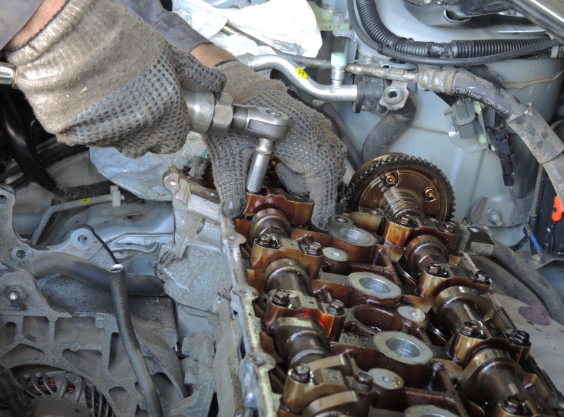 Заворачивание болтов крепления крышек подшипников распределительных валов двигателя 4B12 Peugeot 4007