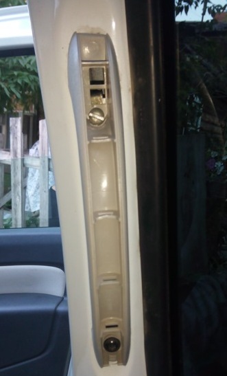 Прикрученная к металлическим креплениям ручка задней боковой двери Renault Kangoo