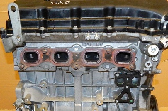 Двигатель 4B12 со снятой прокладкой выпускного коллектора Peugeot 4007