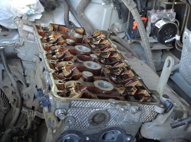 Головка блока цилиндров со снятыми распределительными валами двигателя 4B12 Peugeot 4007