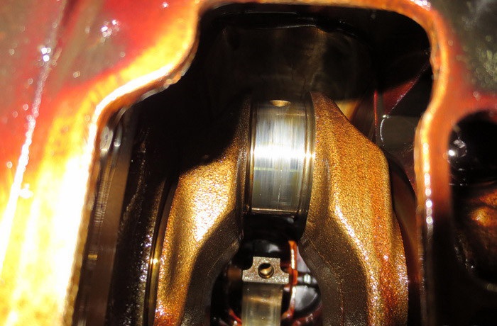 Масляные отложения на шатунной шейке коленчатого вала двигателя 4B12 Peugeot 4007
