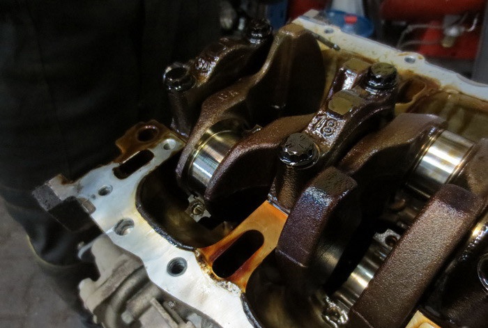 Масляные отложения на крышках коренных подшипников коленчатого вала двигателя 4B12 Peugeot 4007