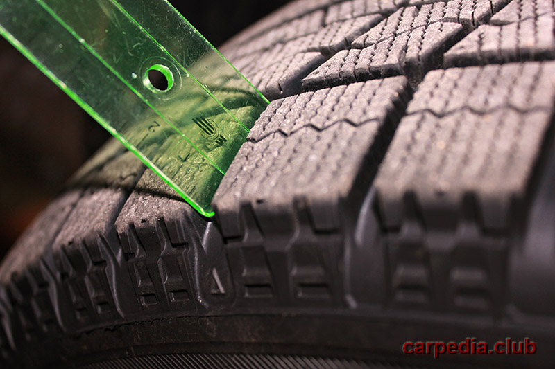 Измерять глубину протектора шины линейкой на автомобиле Hyundai Elantra J5 MD