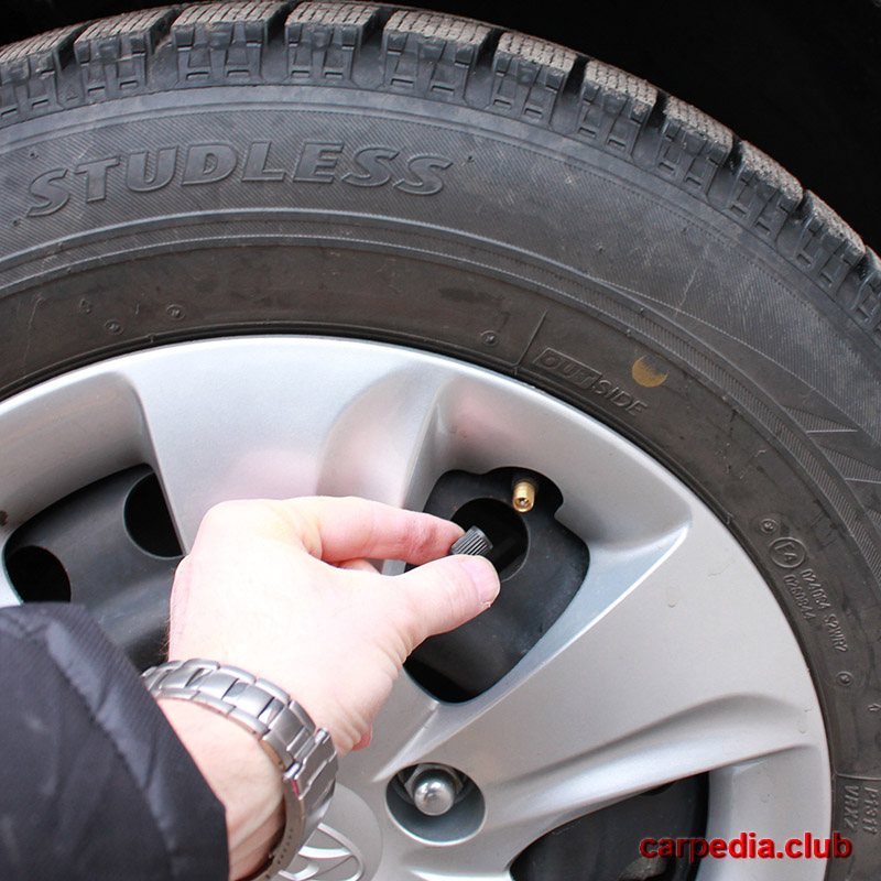 Отсоединить колпачок от вентиля шины на автомобиле Hyundai Elantra MD