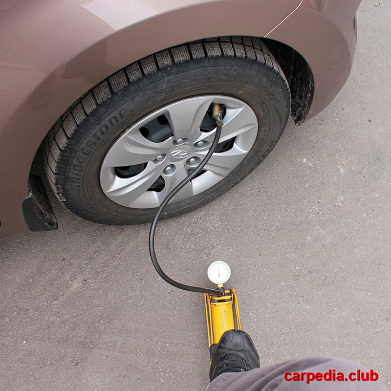 Подкачать давление воздуха в шине на автомобиле Hyundai Elantra MD