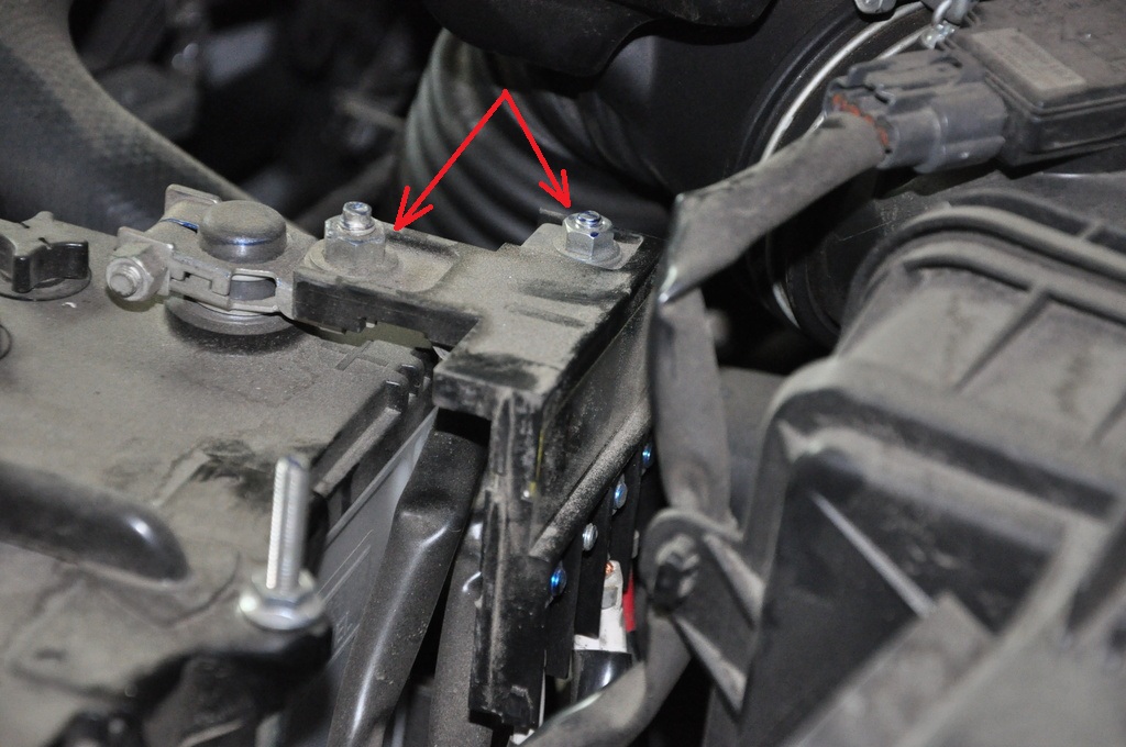 Размещение гаек крепления провода аккумуляторной батареи Peugeot 4007