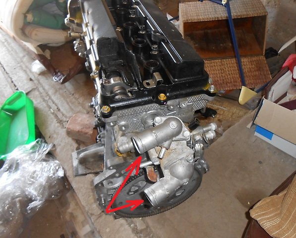 Размещение патрубков корпуса термостата для крепления верхнего и нижнего шлангов радиатора системы охлаждения двигателя 4B12 Peugeot 4007