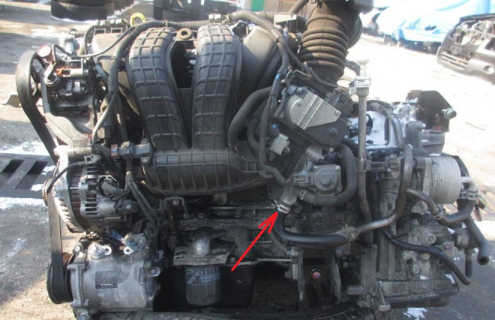 Размещение хомута крепления шланга к патрубку клапана вентиляции картерных газов двигателя 4B12 Peugeot 4007