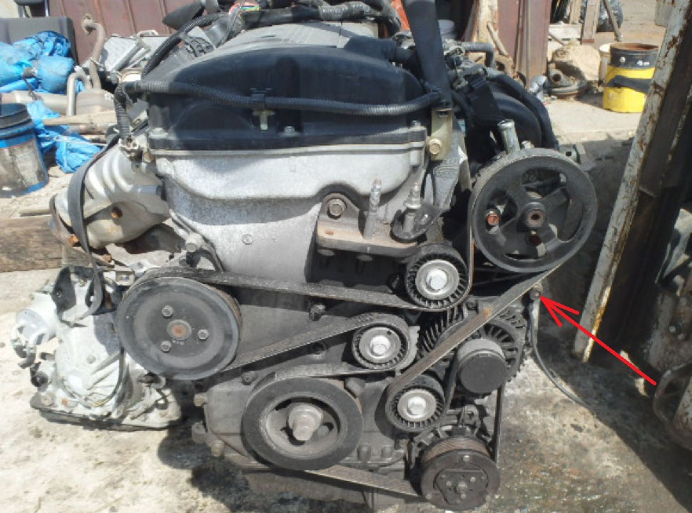 Размещение болта крепления провода массы к кронштейну генератора двигателя 4B12 Peugeot 4007