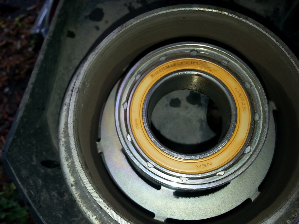 Снятие защитного кольца шкива привода компрессора кондиционера (вид 2) Renault Kangoo 2