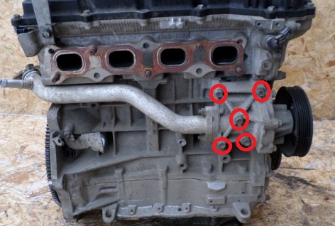 Размещение болтов крепления насоса системы охлаждения двигателя 4B12 Peugeot 4007