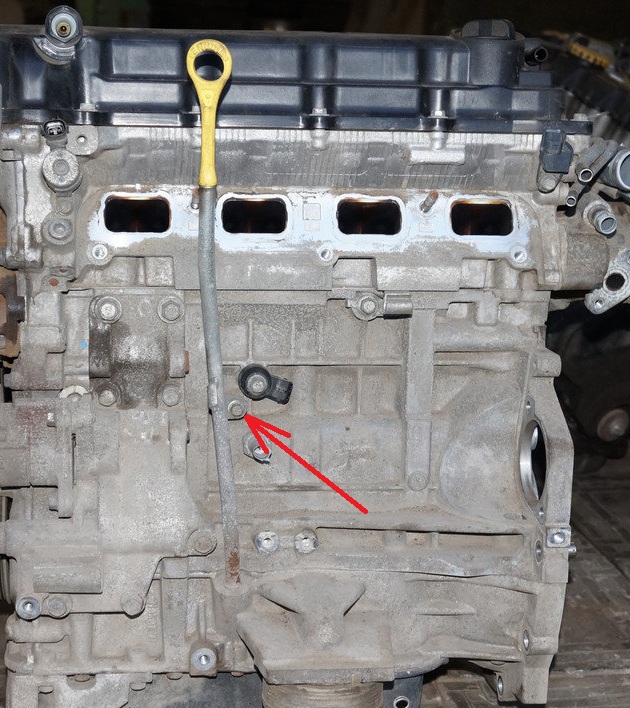 Размещение болта крепления трубки указателя уровня масла к блоку цилиндров двигателя 4B12 Peugeot 4007