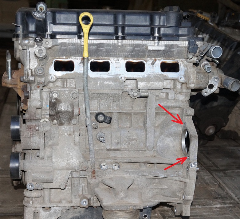 Размещение отверстий в блоке цилиндров для крепления стартера двигателя 4B12 Peugeot 4007