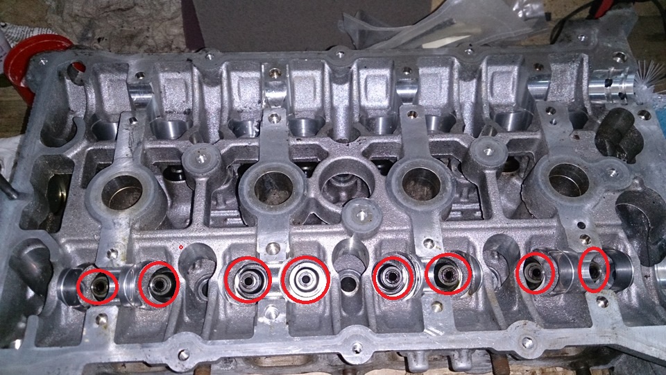 Размещение маслосъемных колпачков в головке блока цилиндров двигателя 4B12 Peugeot 4007