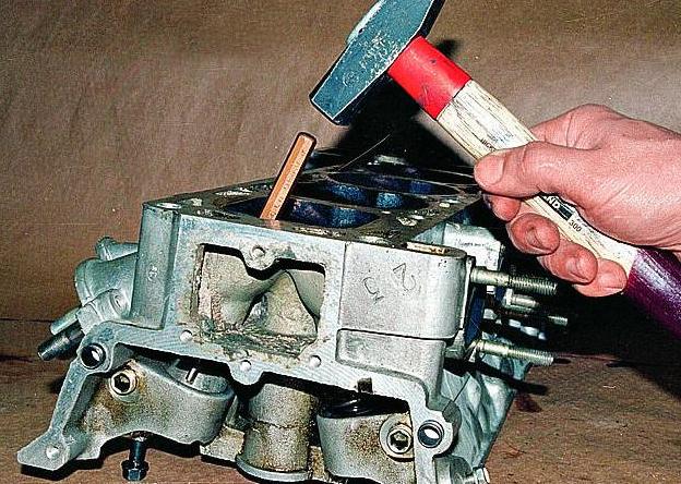 Выпрессовка направляющей втулки клапана головки блока цилиндров двигателя 4B12 Peugeot 4007
