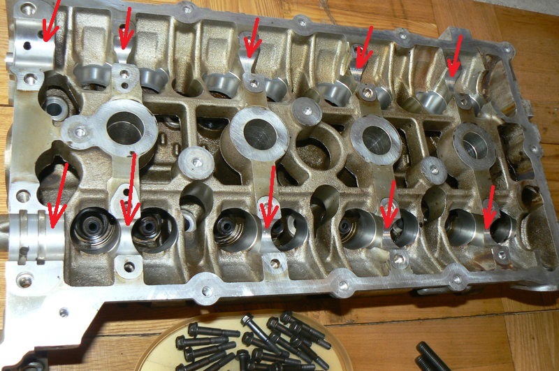 Опорные поверхности под подшипники распределительного вала на головке блока цилиндров двигателя 4B12 Peugeot 4007