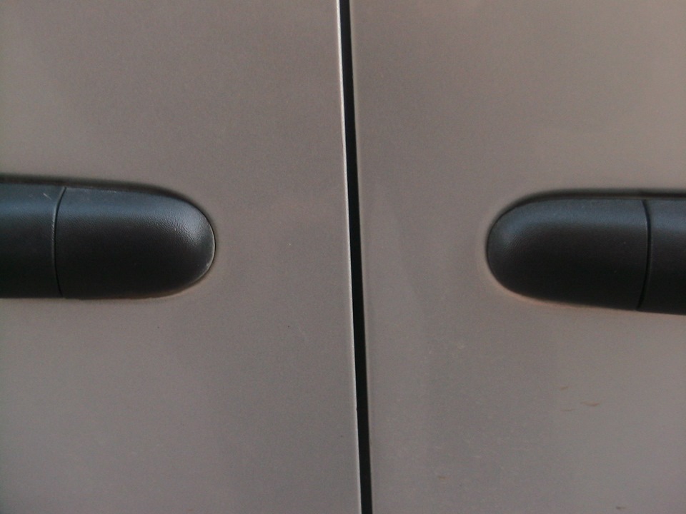Зазоры между передней и задней дверями Renault Kangoo