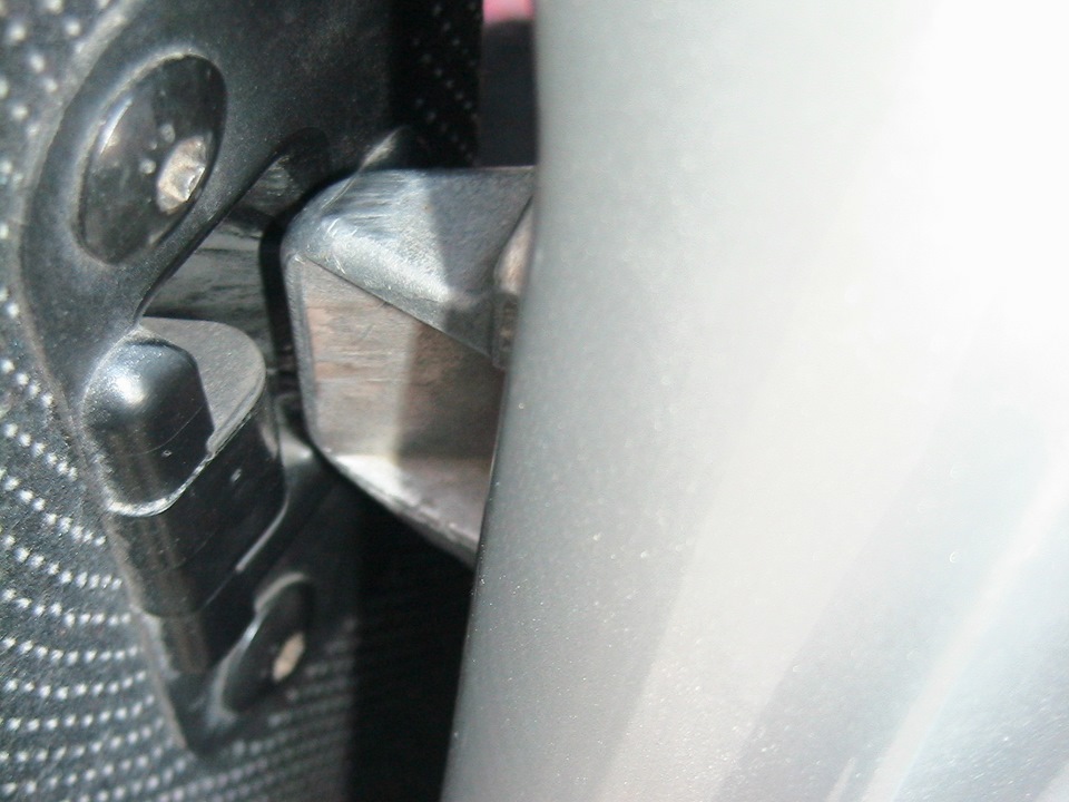 Совпадение угла приёмной части замка правой задней сдвижной двери Renault Kangoo