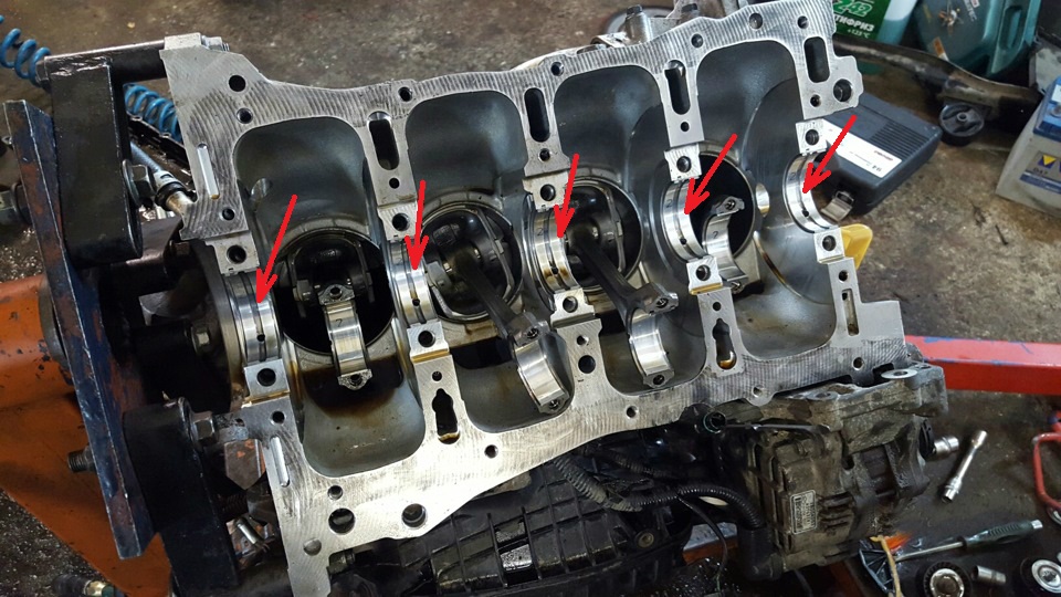 Установленные верхние вкладыши коренных подшипников коленчатого вала в блок цилиндров двигателя 4B12 Peugeot 4007