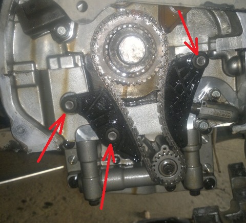 Размещение болтов крепления успокоителя и башмака натяжителя цепи привода балансирного механизма и масляного насоса двигателя 4B12 Peugeot 4007