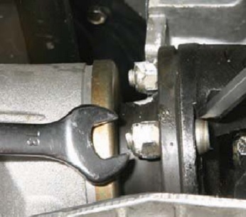 Гайку болта крепления вилки шарнира переднего карданного вала к фланцу редуктора переднего моста Chevrolet Niva