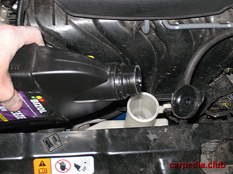 Залить охлаждающую жидкость на автомобиле Hyundai Elantra J5 MD