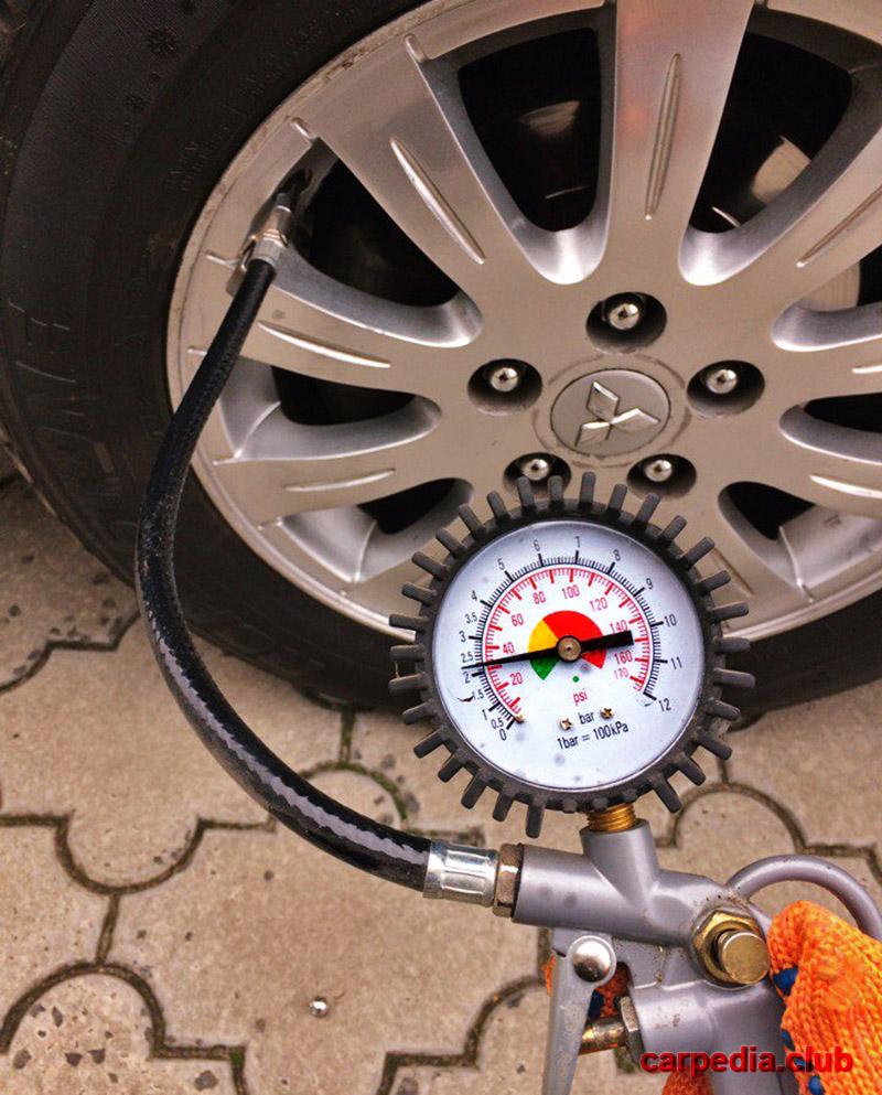 Проверить давление воздуха в шине на автомобиле Mitsubishi Lancer 10