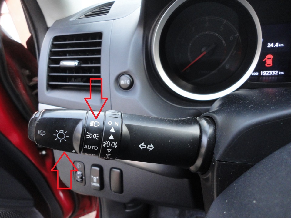 Включить ближний свет фар на автомобиле Mitsubishi Lancer 10 