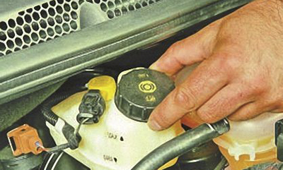 Завернутая пробка резервуара для заливки тормозной жидкости Audi A4 2