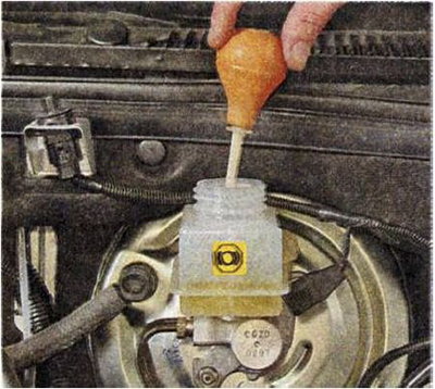 Удаление и залив тормозной жидкости в гидроприводе тормозов Audi A4 2