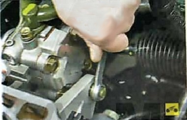 Ослабление гайки нижнего крепления насоса гидроусилителя рулевого управления Nissan Almera Classic