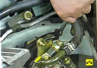 Вращение регулировочного болта ремня привода водяного насоса и насоса гидроусилителя рулевого управления Nissan Almera Classic