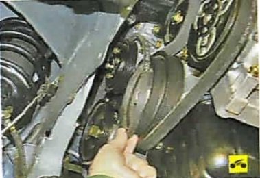 Снятие ремня привода водяного насоса и насоса гидроусилителя рулевого управления Nissan Almera Classic