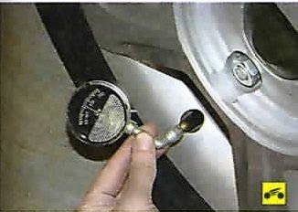 Подсоединение манометра к вентилю шины Nissan Almera Classic
